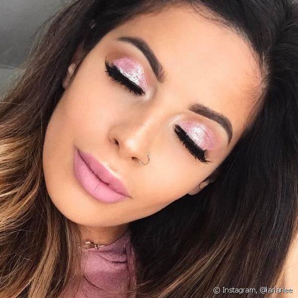 A maquiagem monocromática rosa é uma opção feminina e superelegante para as amantes de rosa (Foto: Instagram @larlarlee)